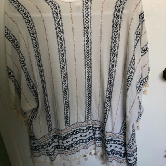 🦋PATTERNED CARDIGAN OR COVER UP🦋 - Picture 3 of 3